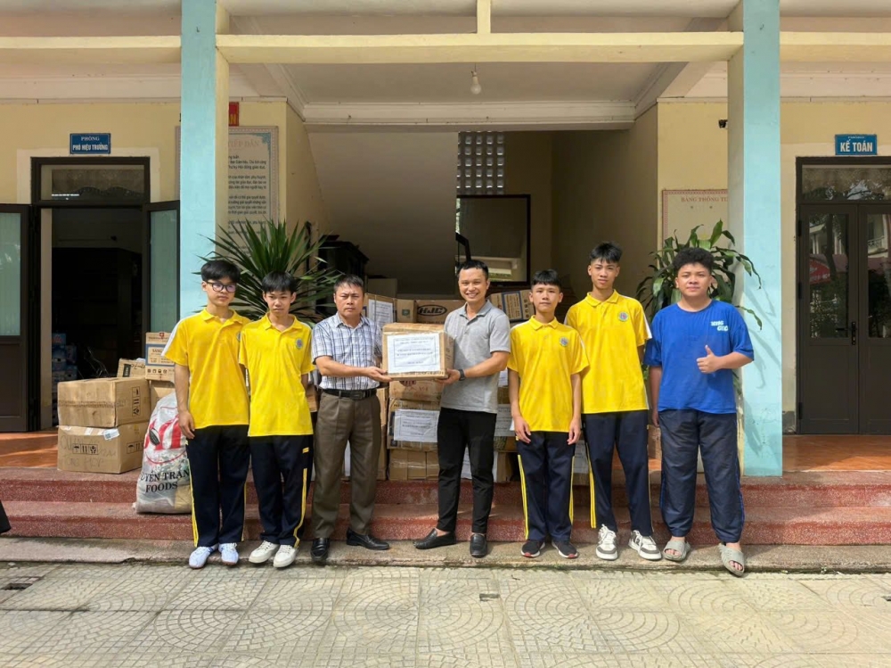 Thầy trò THPT Việt Đức gom nắng, gửi tình cho học sinh bị thiệt hại bởi mưa lũ