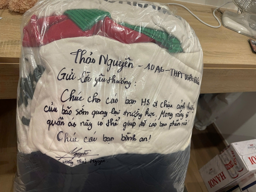 Thầy trò THPT Việt Đức gom nắng, gửi tình cho học sinh bị thiệt hại bởi mưa lũ