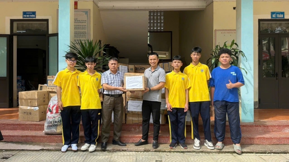 Thầy trò THPT Việt Đức gom nắng, gửi tình tới đồng bào bị thiệt hại bởi mưa lũ