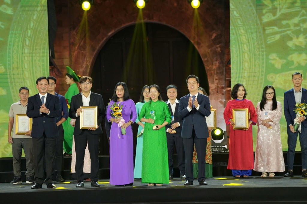 Các tác giả, nhóm tác giả nhận giải C giải Báo chí