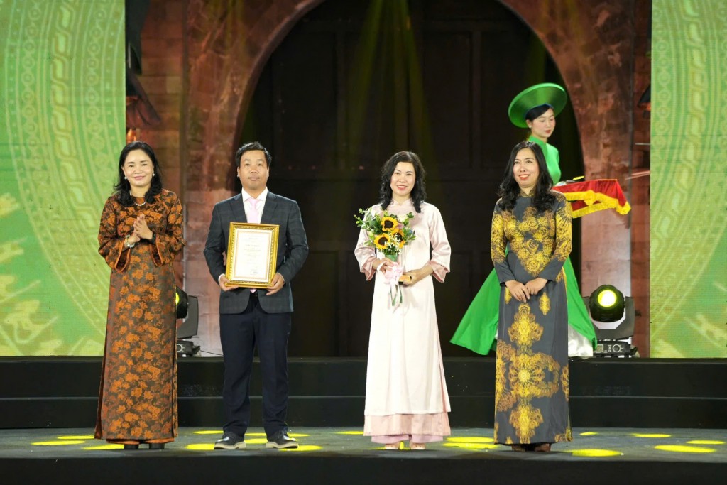 - Đồng chí Trịnh Thị Thủy - Thứ trưởng Bộ Văn hóa, Thể thao và Du lịch - Đồng chí Lê Thị Thu Hằng -  Thứ trưởng Bộ Ngoại giao