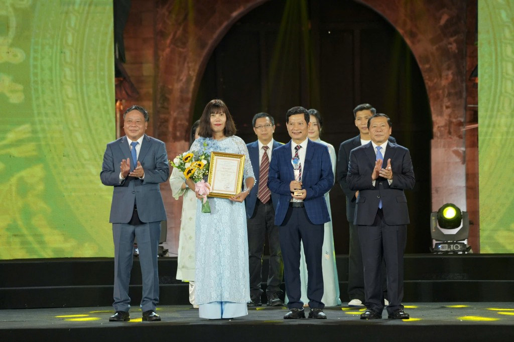 Đồng chí Lại Xuân Môn - Ủy viên Ban Chấp hành Trung ương Đảng, Phó Trưởng Ban Tuyên giáo và Dân vận Trung ương - Đồng chí Nguyễn Văn Phong - Phó Bí thư Thường trực Thành ủy Hà Nội