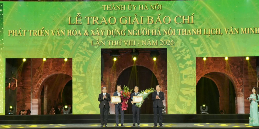 Đồng chí Nguyễn Doãn Toản - Ủy viên Ban Thường vụ, Trưởng Ban Tuyên giáo và Dân vận Thành ủy Hà Nội và đồng chí Trương Việt Dũng - Thành ủy viên, Phó Chủ tịch UBND thành phố Hà Nội trao giải đồng hạng xuất sắc tới báo Tuổi trẻ Thủ đô và Đài Phát thanh - T