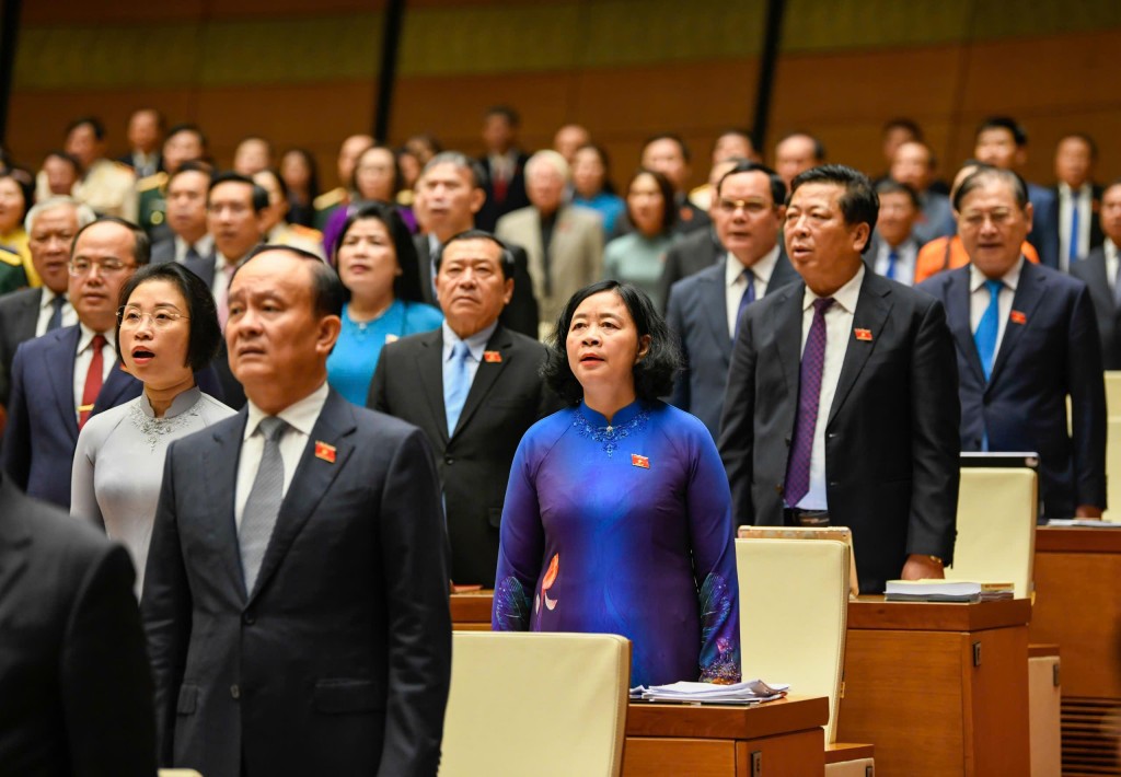Đồng chí Bùi Thị Minh Hoài, Ủy viên Bộ Chính trị, Bí thư Thành ủy Hà Nội, Trưởng đoàn đại biểu Quốc hội TP Hà Nội khóa XV và các đại biểu Quốc hội thực hiện nghi thức chào cờ