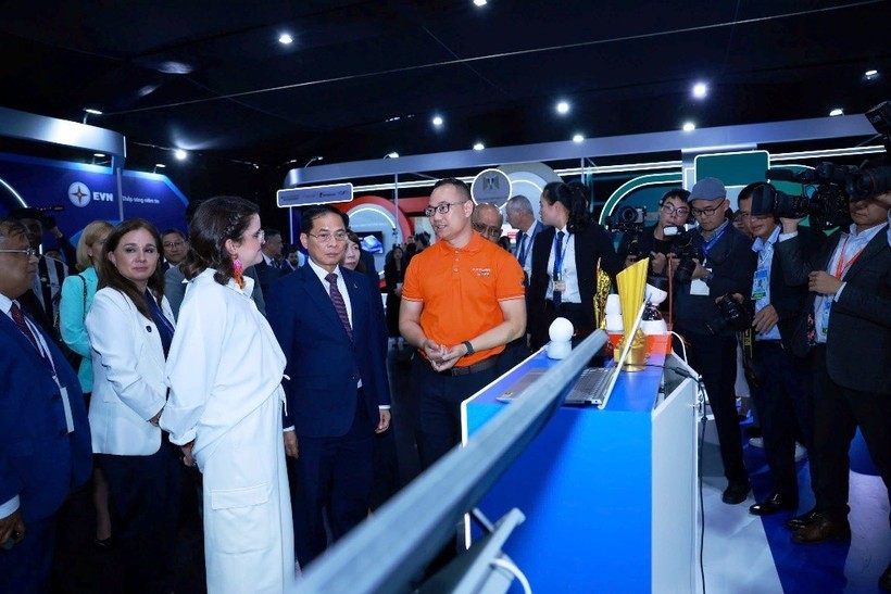 Đại diện FPT giới thiệu với Phó Thủ tướng Chính phủ Bùi Thanh Sơn và Phó Tổng thống Ecuador María José Pinto González Artigas (áo trắng) cùng đoàn đại biểu về Nền tảng giám sát bảo mật thông minh bằng AI. (ảnh Lê Lâm) Đại diện FPT giới thiệu với Phó Thủ tướng Chính phủ Bùi Thanh Sơn và Phó Tổng thống Ecuador María José Pinto González Artigas (áo trắng) cùng đoàn đại biểu về Nền tảng giám sát bảo mật thông minh bằng AI. (ảnh Lê Lâm)