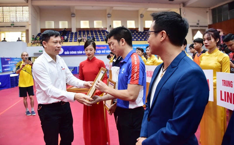 Phó Tổng Biên tập phụ trách Báo Hànộimới Nguyễn Thành Lợi trao chứng nhận cho các nhà tài trợ.