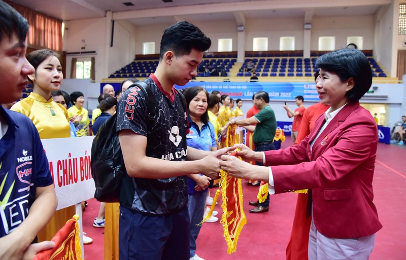 Phó Tổng cục trưởng Tổng cục Thể dục thể thao Lê Thị Hoàng Yến trao Cờ lưu niệm cho các đơn vị tham dự giải.