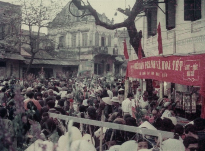 Chợ hoa Tết trên phố cổ Hà Nội – Cảnh trong phim tài liệu “Hoa Tết Hà Nội” (1980)