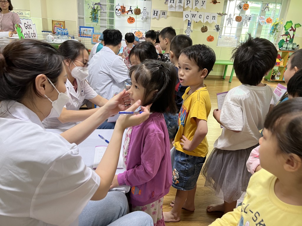 ác sĩ tại Trung tâm Y tế quận Hai Bà Trưng thăm khám cho các em học sinh.