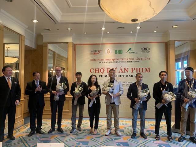 Thứ trưởng Tạ Quang Đông và Đại sứ Marc E.Knapper tặng hoa BGK và các đạo diễn tham dự Chợ Dự án