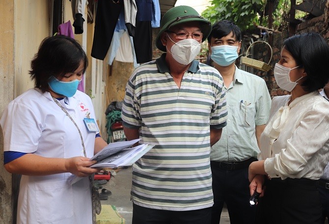Kiểm tra công tác phòng chống dịch bệnh sốt xuất huyết tại các khu nhà trọ phường Khương Đình, quận Thanh Xuân Hà Nội.
