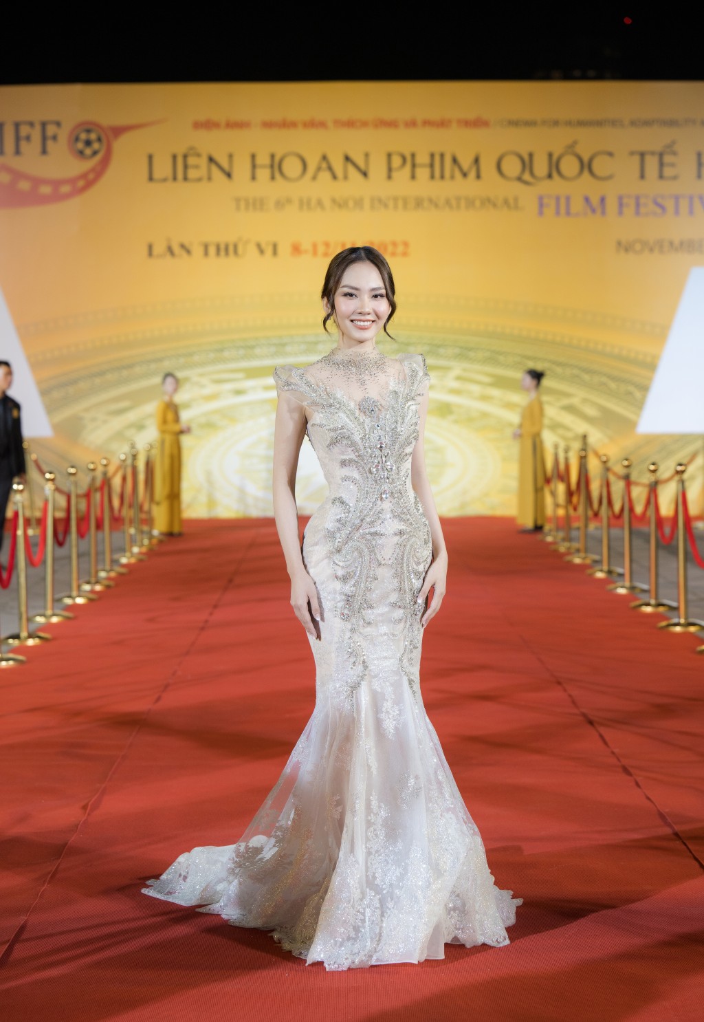 Hoa hậu Mai Phương đảm nhiệm vai trò MC song ngữ trong buổi lễ khai mạc Liên hoan phim Quốc tế Hà Nội lần thứ VI