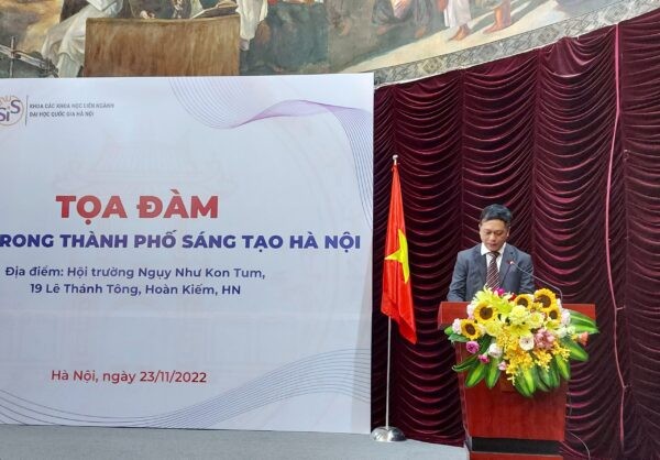 PGS.TS Nguyễn Văn Hiệu, Chủ nhiệm Khoa Các khoa học liên ngành phát biểu khai mạc tọa đàm