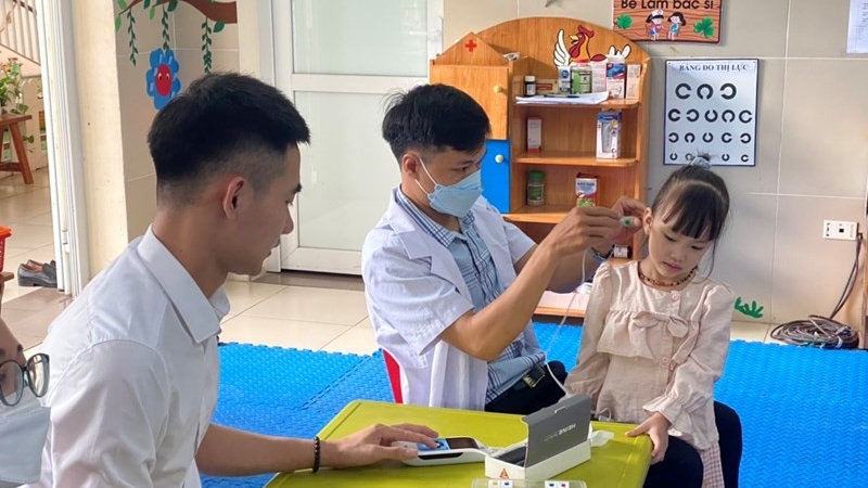 Quận Long Biên tổ chức khám sàng lọc khiếm thính tại các trường mầm non