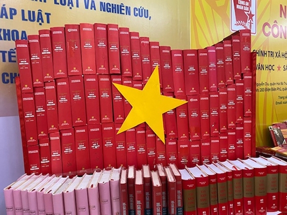 Triển lãm sách tài liệu về “Xây dựng và phát huy giá trị văn hóa, sức mạnh con người Việt Nam”