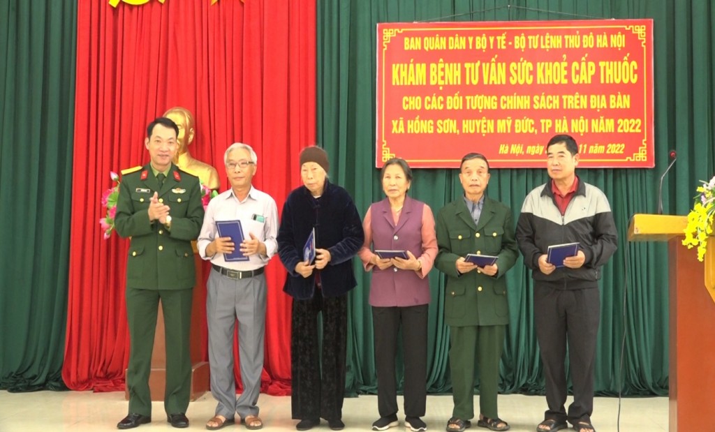 đại diện Bộ tư lệnh thủ đô Hà Nội đã trao tặng 5 phần quà, cho 5 gia đình chính sách tiêu biểu trên địa bàn xã Hồng Sơn