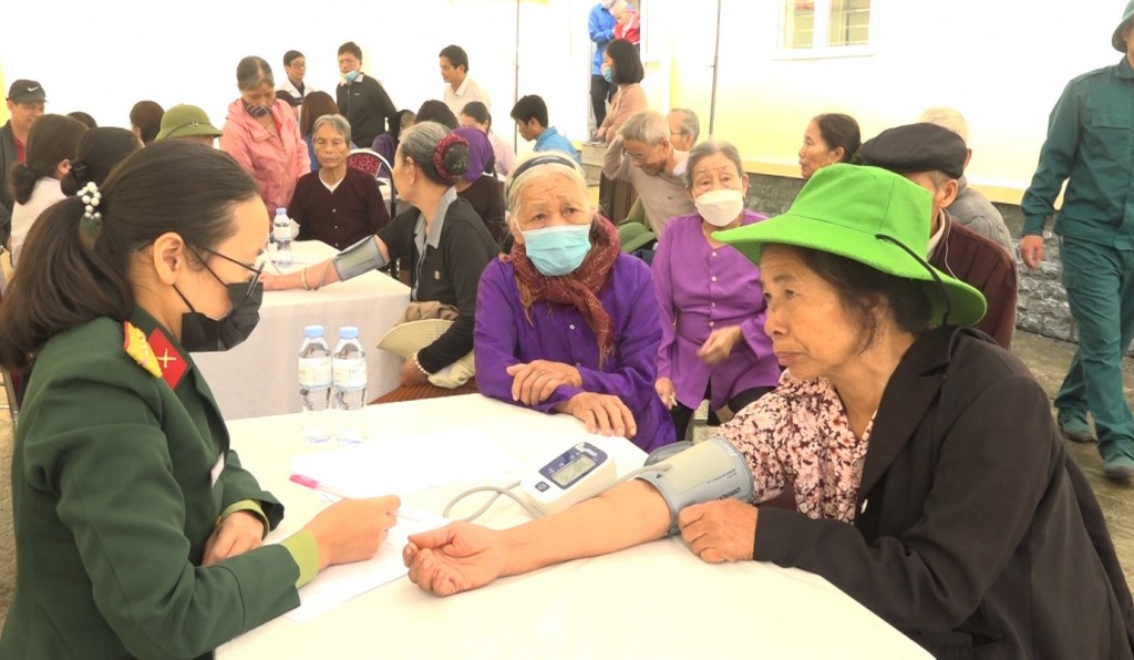 Khám bệnh, cấp thuốc miễn phí cho đối tượng chính sách xã Hồng Sơn