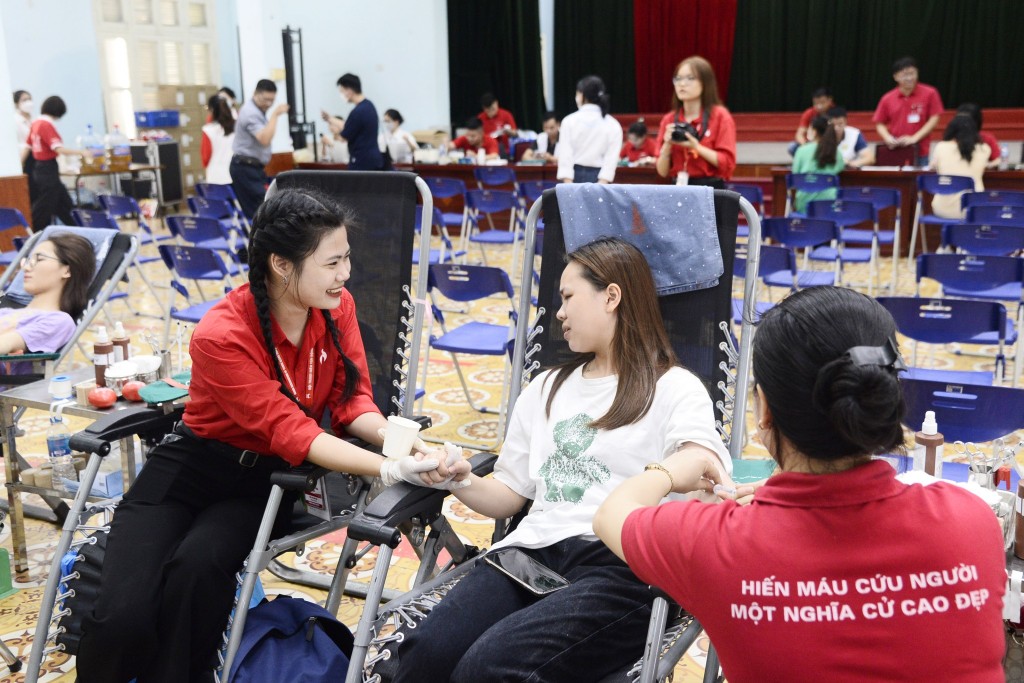 Sinh viên trường Đại học Hà Nội tích cực tham gia ngày hội hiến máu