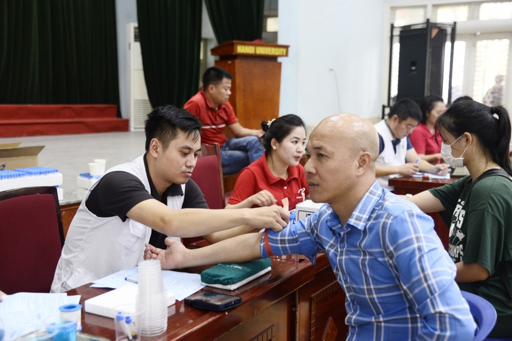 Sinh viên trường Đại học Hà Nội tích cực tham gia ngày hội hiến máu