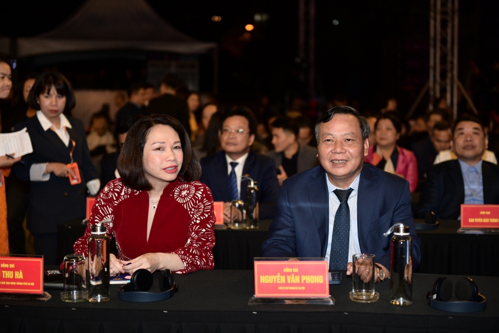 Phó bí thư Thành ủy Nguyễn Văn Phong và Phó Chủ tịch UBND Vũ Thu Hà
