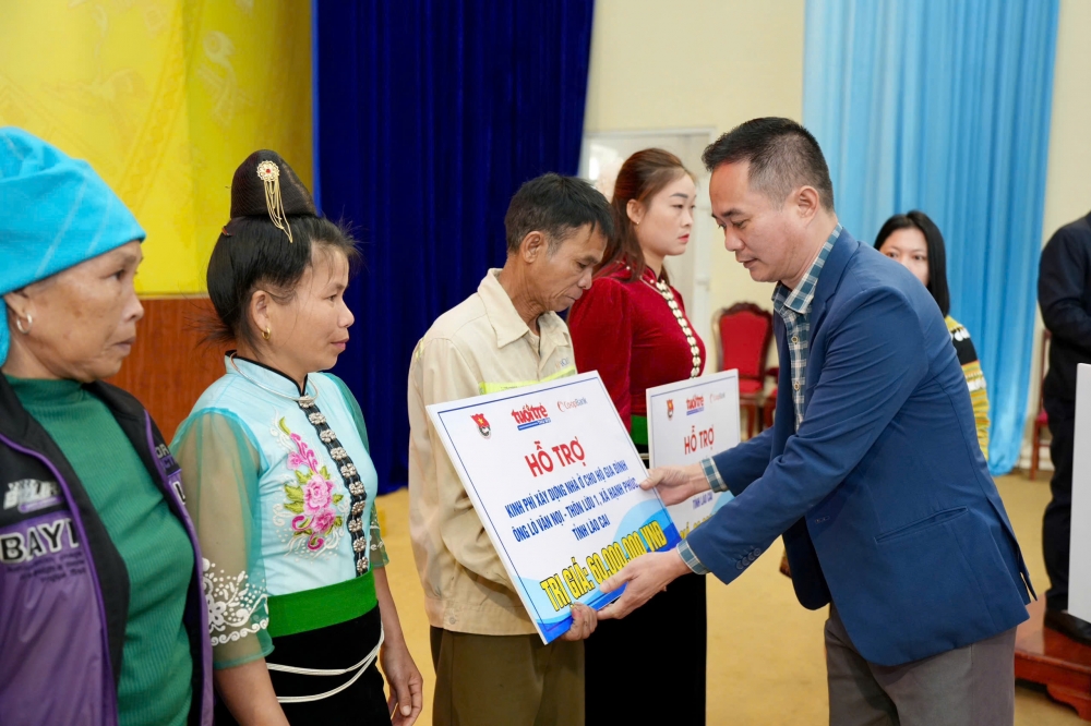 Báo Tuổi trẻ Thủ đô trao tặng 540 triệu đồng, chung tay xóa nhà tạm tại Lào Cai Báo Tuổi trẻ Thủ đô trao tặng 540 triệu đồng, chung tay xóa nhà tạm tại Lào Cai