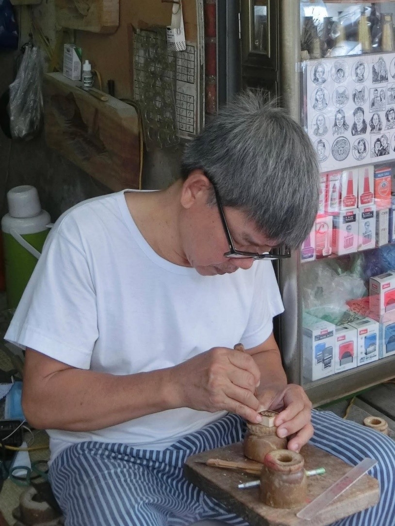 Nghệ nhân khắc dấu giữ hồn nghề xưa