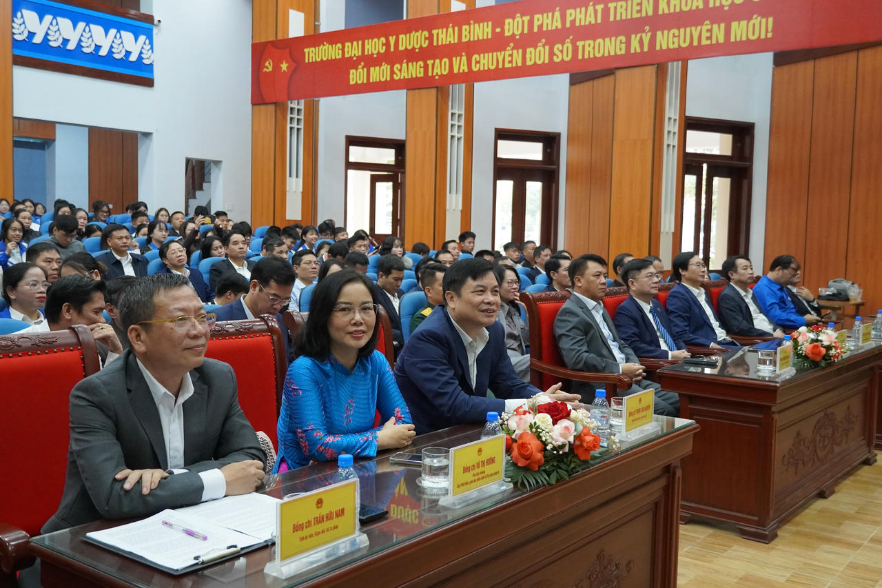 Lễ hưởng ứng Ng&agrave;y PLVN c&oacute; sự tham gia của c&aacute;c l&atilde;nh đạo c&aacute;c sở, ban, ng&agrave;nh, đo&agrave;n thể, địa phương v&agrave; đ&ocirc;ng đảo c&aacute;n bộ, c&ocirc;ng chức, vi&ecirc;n chức, học sinh, sinh vi&ecirc;n.