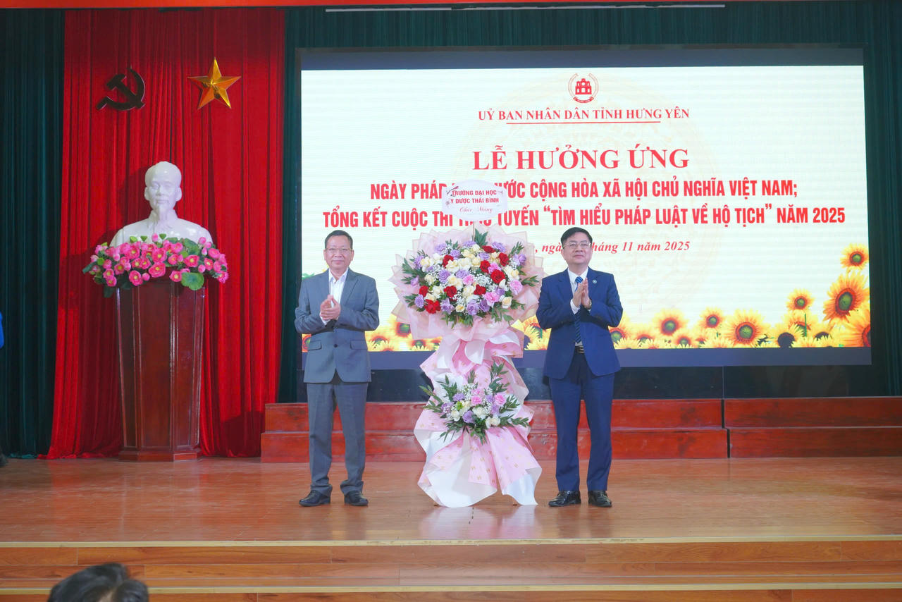 L&atilde;nh đạo Trường Đại học y dược Th&aacute;i B&igrave;nh tặng hoa nh&acirc;n dịp Lễ hưởng ứng Ng&agrave;y Ph&aacute;p luật Việt Nam