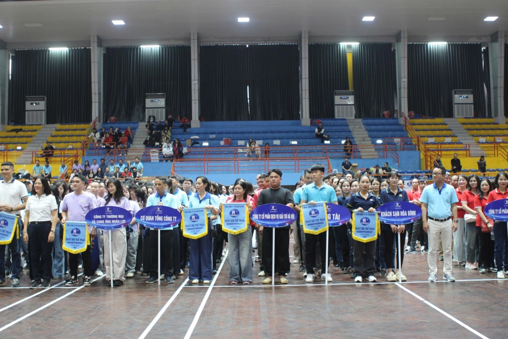 Đại diện Ban Tổ chức trao cờ lưu niệm cho các đội tham dự Ngày hội thể thao Hanoitourist 2025.