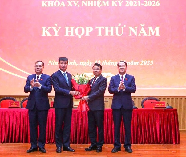 Ông Trần Huy Tuấn làm Chủ tịch UBND tỉnh Ninh Bình