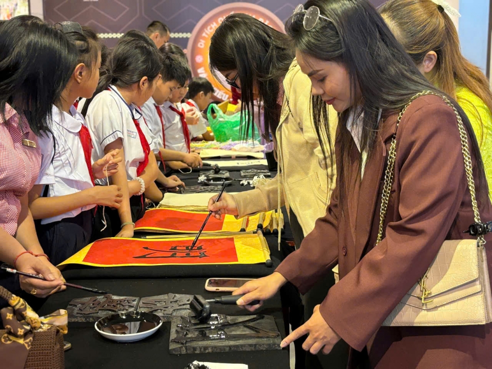 Khai mạc Triển lãm “Di tích quốc gia đặc biệt Văn Miếu – Quốc Tử Giám” tại Đắk Lắk