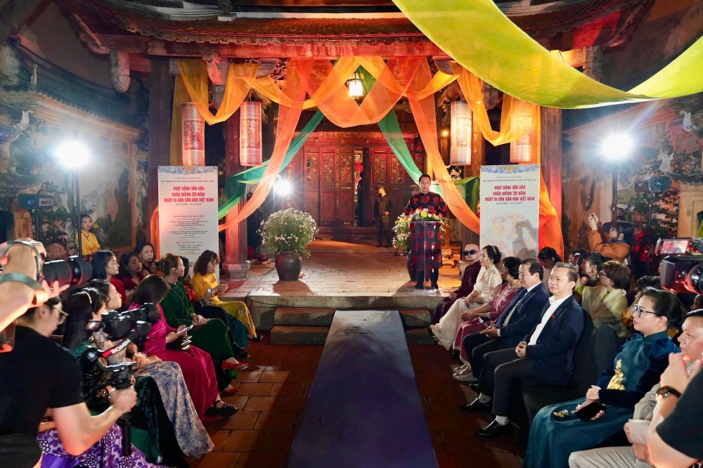 Hành trình 30 năm tôn vinh di sản áo dài Việt Nam của NTK David Minh Đức