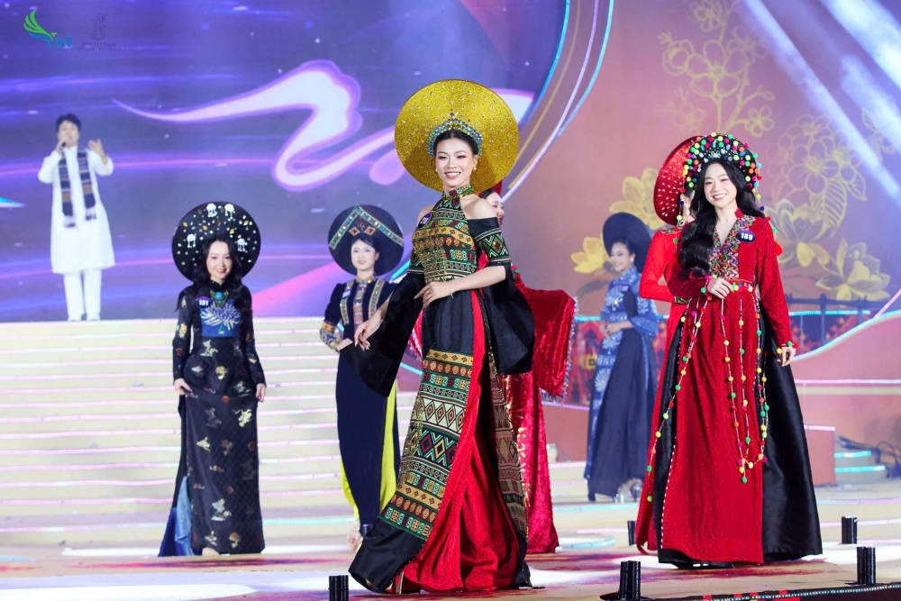 Mãn nhãn với màn trình diễn áo dài tại Chung kết  