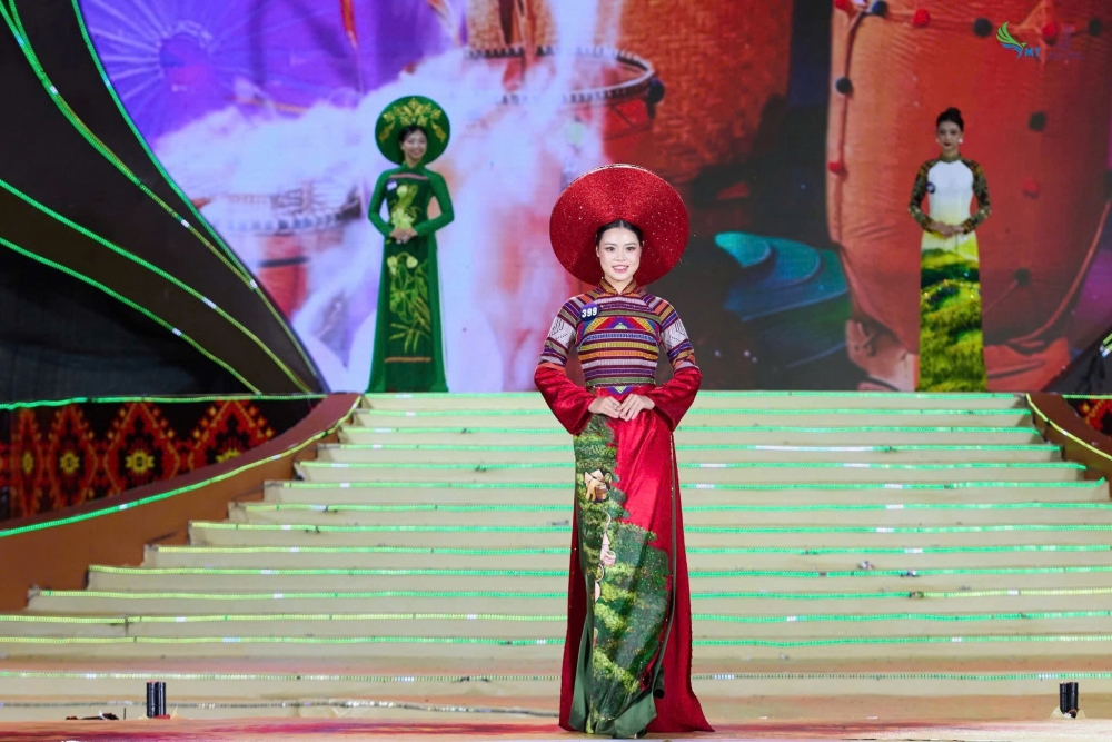 Mãn nhãn với màn trình diễn áo dài tại Chung kết  