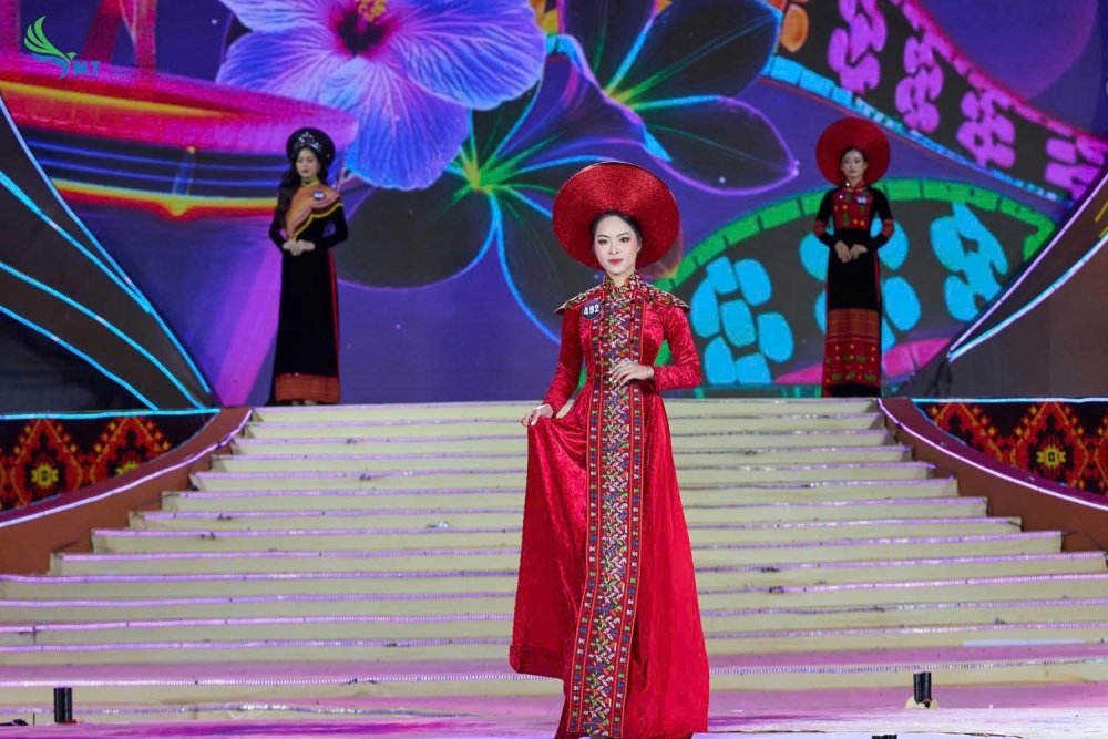 Mãn nhãn với màn trình diễn áo dài tại Chung kết  