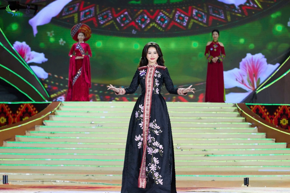 Mãn nhãn với màn trình diễn áo dài tại Chung kết  