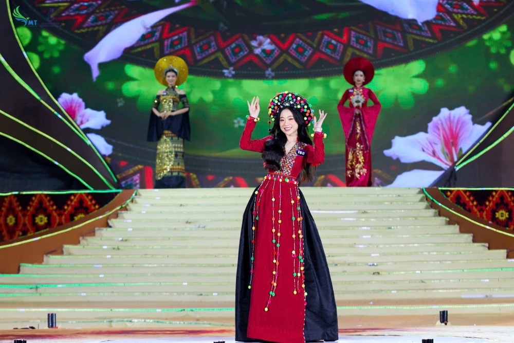 Mãn nhãn với màn trình diễn áo dài tại Chung kết  