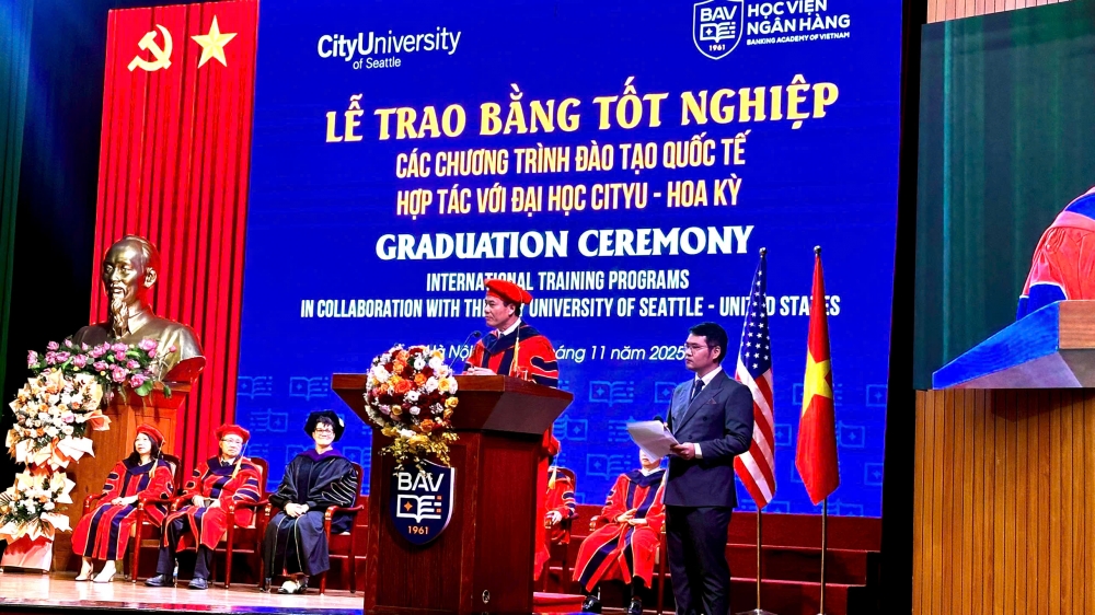 Hơn 160 học viên, sinh viên Học viện Ngân hàng tốt nghiệp hệ song bằng