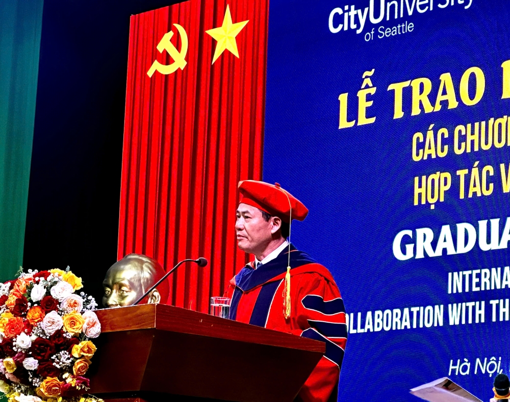 Hơn 160 học viên, sinh viên Học viện Ngân hàng tốt nghiệp hệ song bằng