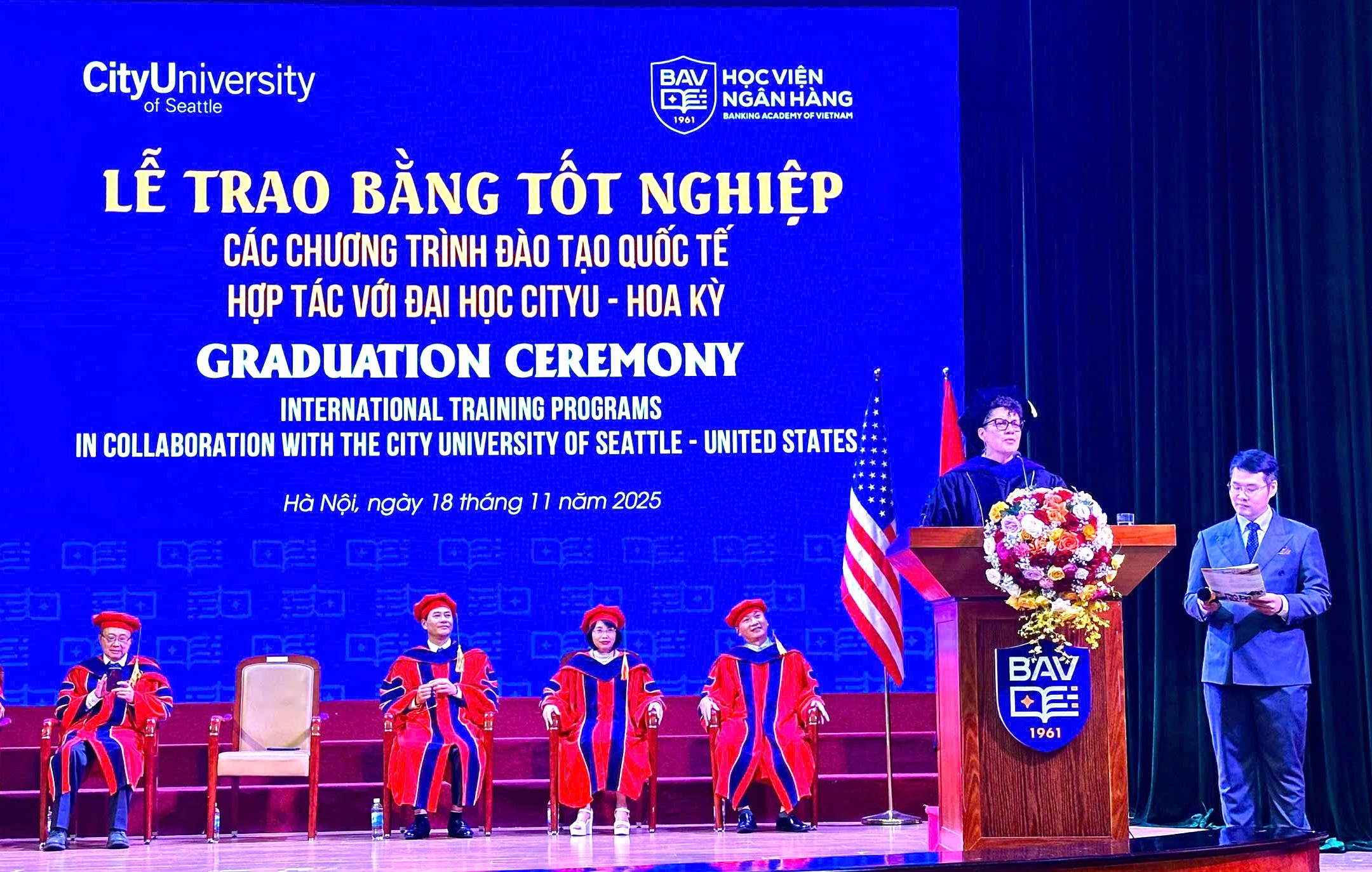 Hơn 160 học viên, sinh viên Học viện Ngân hàng tốt nghiệp hệ song bằng