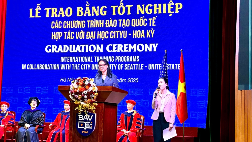 Hơn 160 học viên, sinh viên Học viện Ngân hàng tốt nghiệp hệ song bằng
