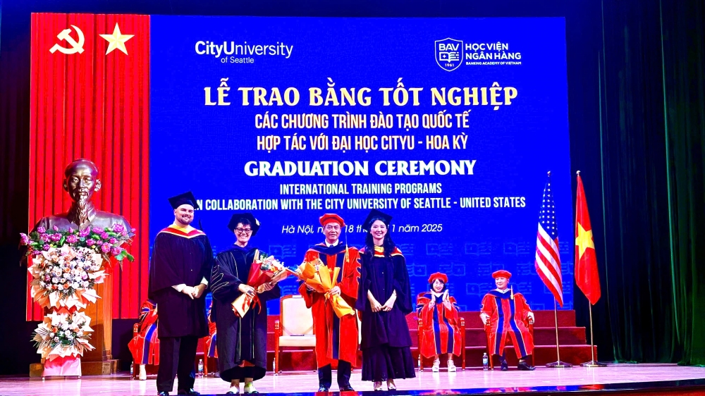 Hơn 160 học viên, sinh viên Học viện Ngân hàng tốt nghiệp hệ song bằng