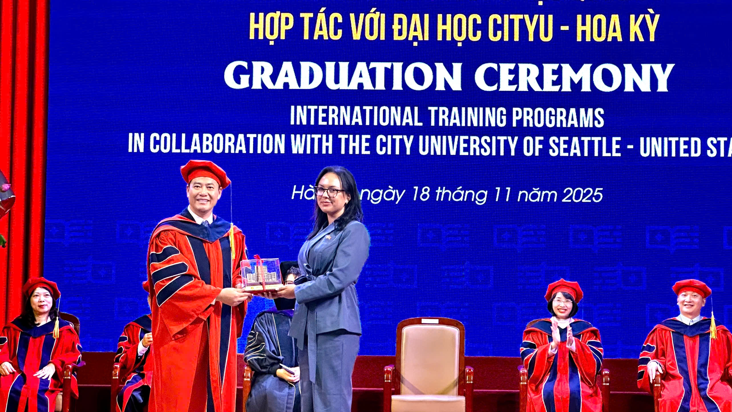 Long trọng lễ trao bằng tốt nghiệp các chương trình đào tạo quốc tế hợp tác với Đại học CityU