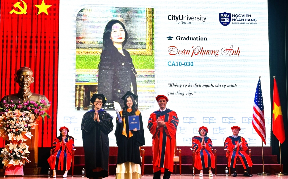 Long trọng lễ trao bằng tốt nghiệp các chương trình đào tạo quốc tế hợp tác với Đại học CityU