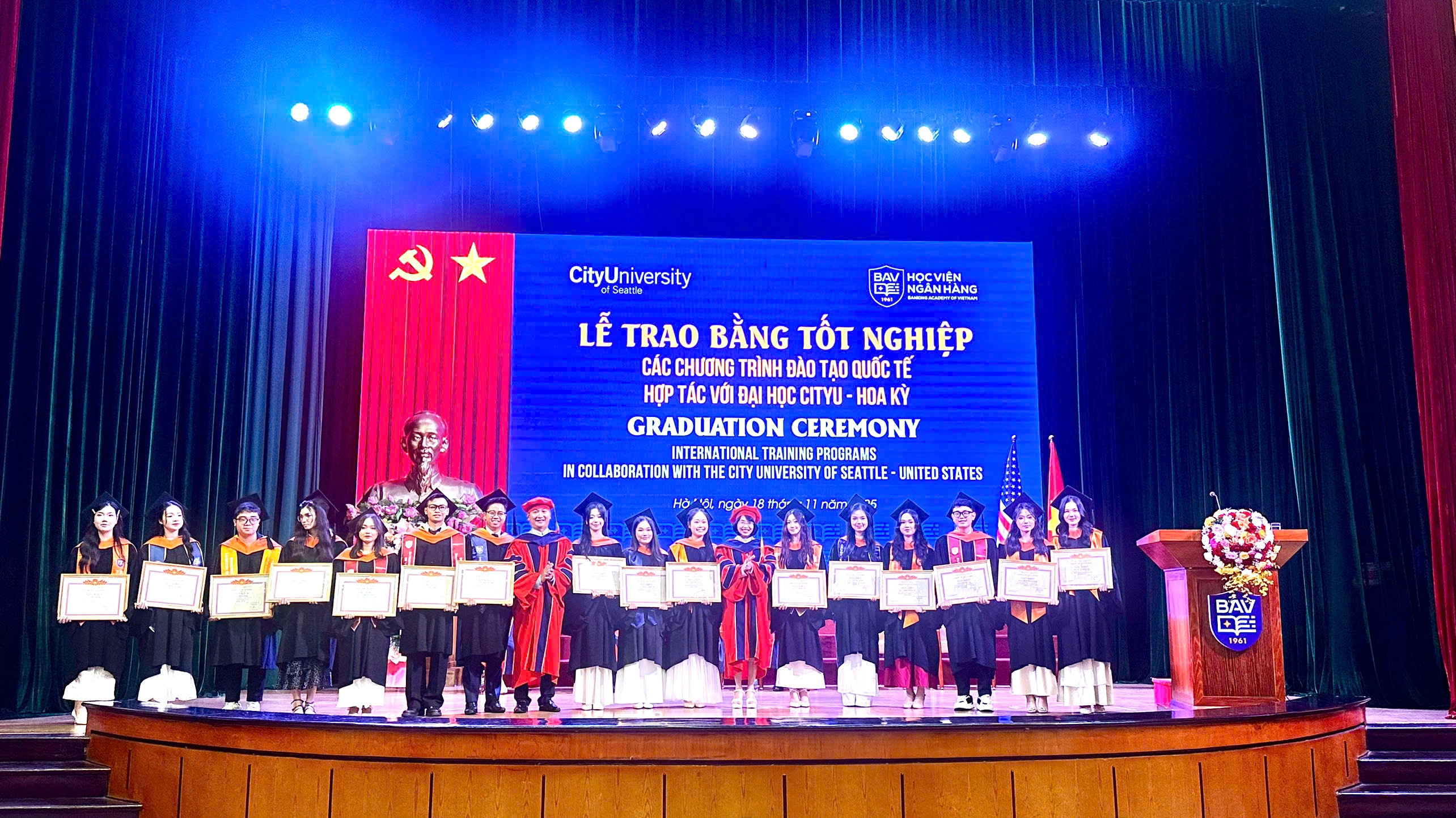 Long trọng lễ trao bằng tốt nghiệp các chương trình đào tạo quốc tế hợp tác với Đại học CityU