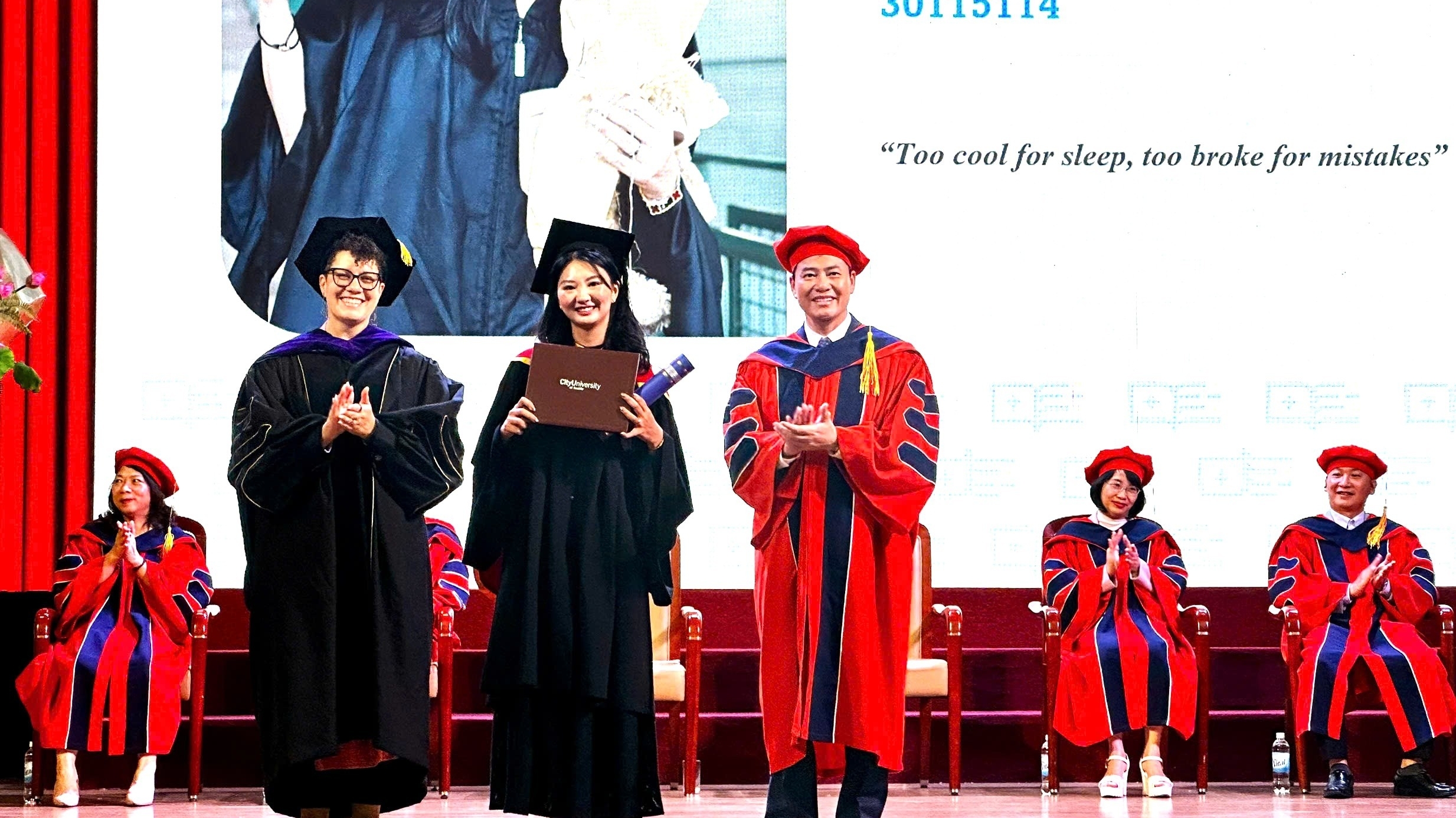 Long trọng lễ trao bằng tốt nghiệp các chương trình đào tạo quốc tế hợp tác với Đại học CityU