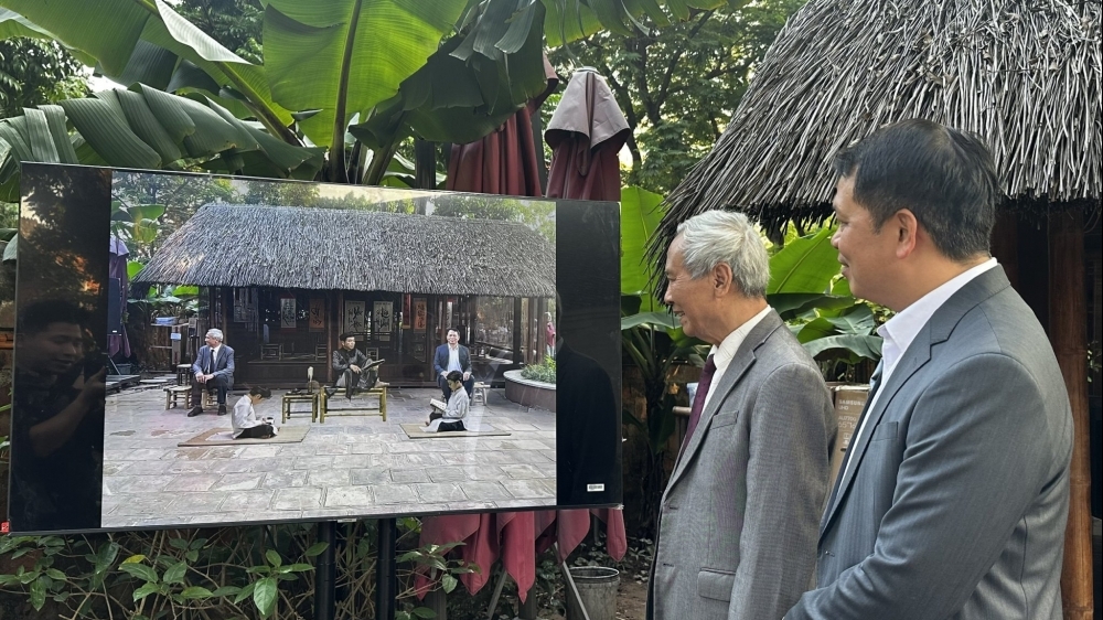 Du khách thích thú trải nghiệm di sản số “Việt Nam Diệu Sử” tại Văn Miếu – Quốc Tử Giám