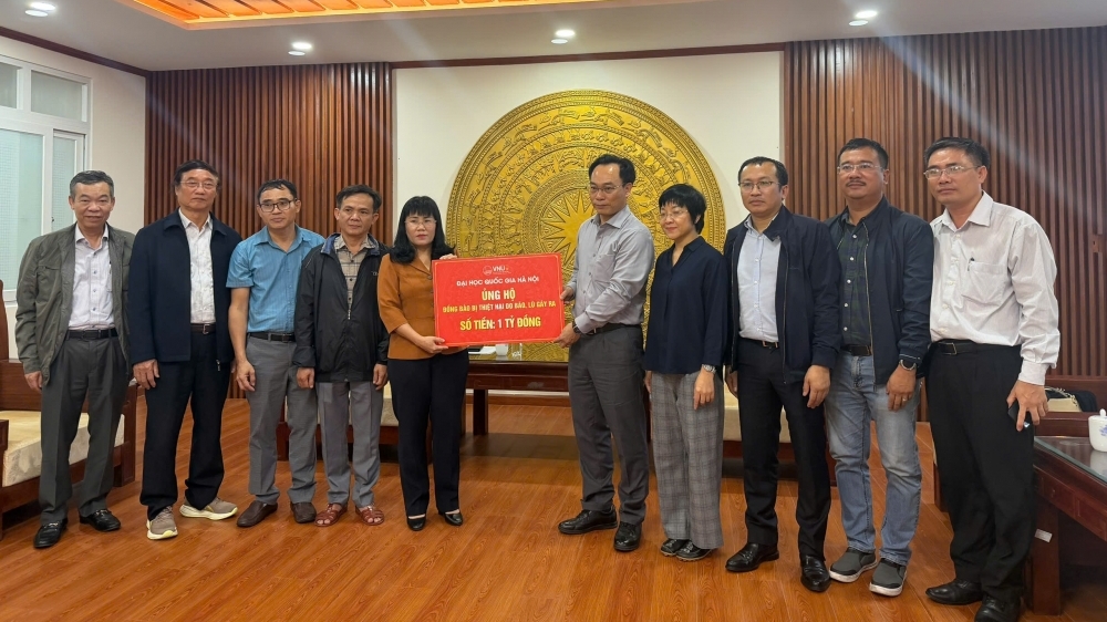 Đại học Quốc gia Hà Nội ủng hộ đồng bào vùng lũ 1 tỷ đồng