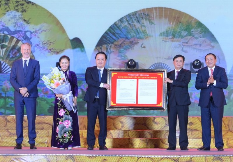 Trưởng Đại diện UNESCO tại Việt Nam trao Nghị quyết tôn vinh nữ sĩ Hồ Xuân Hương cho phía Việt Nam.