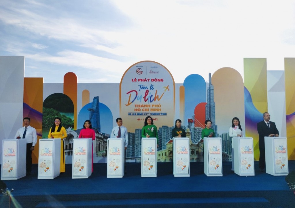 Đại diện Ban tổ chức thực hiện nghi thức nhấn nút phát động Tuần lễ Du lịch TP Hồ Chí Minh năm 2022.